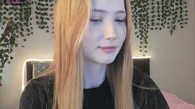 Snapshot of Leona_Vixen chatting on May 2026 09:17:02 AM Leona Vixen online show from May 2026 09:17:02 AM