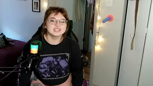 quinniecat online show from April 2026 11:27:02 PM