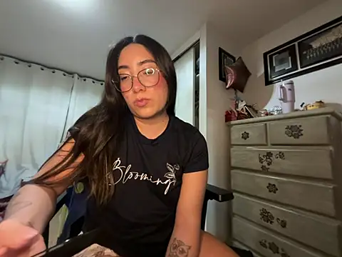 vampiralatina online show from May 2026 06:11:01 AM