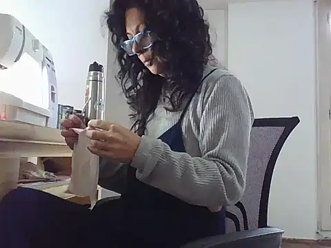 luly mariposa online show from May 2026 11:39:02 AM
