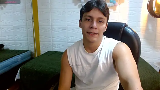 Snapshot of Zayn_clausen chatting on May 2026 05:32:02 PM Zayn clausen online show from May 2026 05:32:02 PM