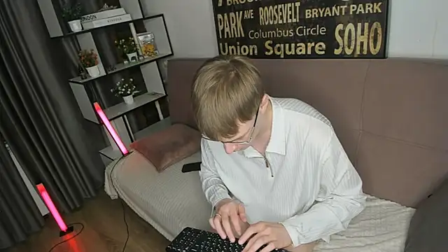 TwinkWhite online show from May 2026 09:00:02 PM