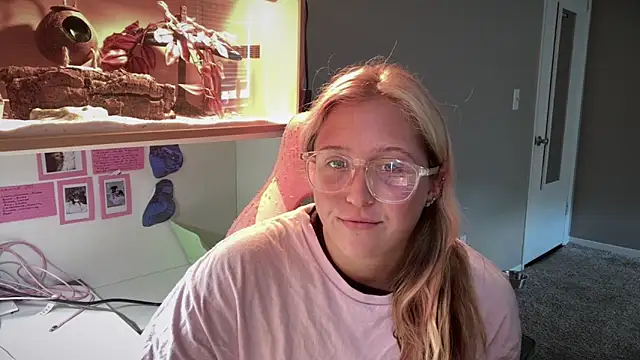 MUSCLEMOMMY1365 online show from May 2026 08:49:01 PM