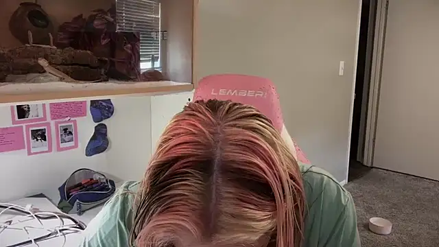 MUSCLEMOMMY1365 online show from May 2026 04:24:02 PM