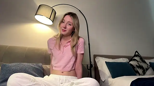 Snapshot of Kattie_Petite chatting on April 2026 01:28:02 PM Kattie Petite online show from April 2026 01:28:02 PM