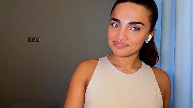 Snapshot of MelindaReny chatting on April 2026 02:01:02 PM MelindaReny online show from April 2026 02:01:02 PM