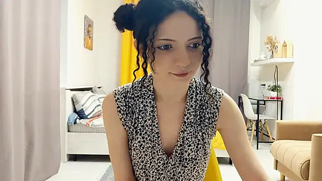 Snapshot of CinnamonCurl chatting on June 2026 11:11:01 PM CinnamonCurl online show from June 2026 11:11:01 PM