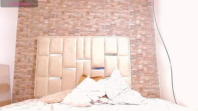 Snapshot of paola_blond01 chatting on April 2026 12:33:02 AM paola blond01 online show from April 2026 12:33:02 AM