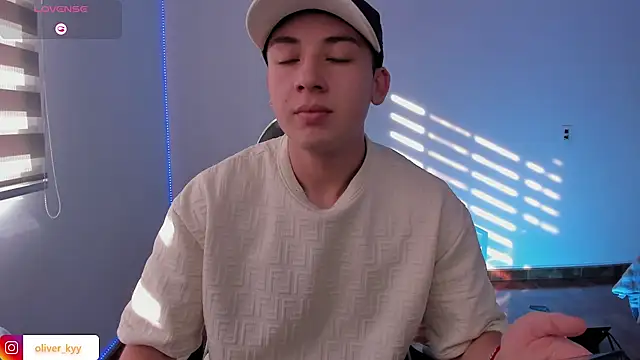 Snapshot of OLIVER_K chatting on May 2026 09:43:01 PM OLIVER K online show from May 2026 09:43:01 PM