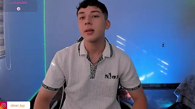 Snapshot of OLIVER_K chatting on May 2026 09:35:02 PM OLIVER K online show from May 2026 09:35:02 PM