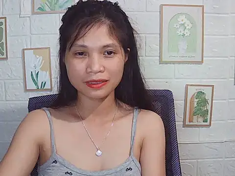 Snapshot of -Lucie-e chatting on May 2026 01:18:02 PM -Lucie-e online show from May 2026 01:18:02 PM