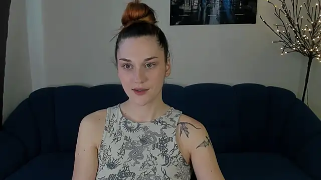 Snapshot of elani_lune chatting on June 2026 09:23:02 AM elani lune online show from June 2026 09:23:02 AM