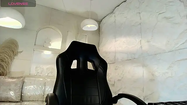Snapshot of Moon_Red_r chatting on April 2026 07:33:02 PM Moon Red r online show from April 2026 07:33:02 PM