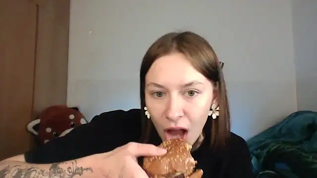Snapshot of JuicyErika chatting on May 2026 10:05:02 PM JuicyErika online show from May 2026 10:05:02 PM