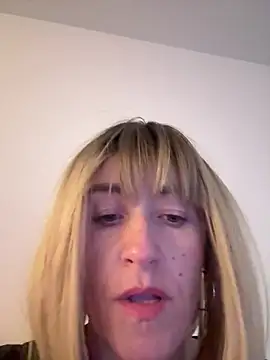 Snapshot of Avokadoo chatting on July 2026 06:28:01 PM Avokadoo online show from July 2026 06:28:01 PM