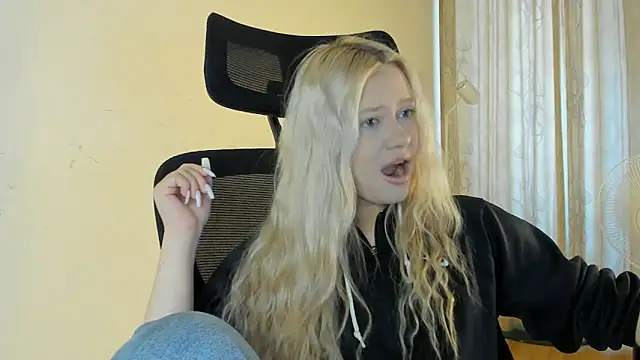 Snapshot of MidnightPoise chatting on June 2026 05:09:02 AM MidnightPoise online show from June 2026 05:09:02 AM