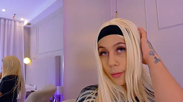 ZoeyPetit online show from July 2026 07:01:01 PM
