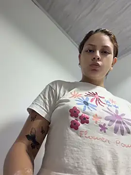 Snapshot of HayleyRoss_ chatting on June 2026 10:23:02 PM HayleyRoss online show from June 2026 10:23:02 PM