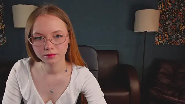 Snapshot of FloraLarsson chatting on May 2026 03:44:01 AM FloraLarsson online show from May 2026 03:44:01 AM