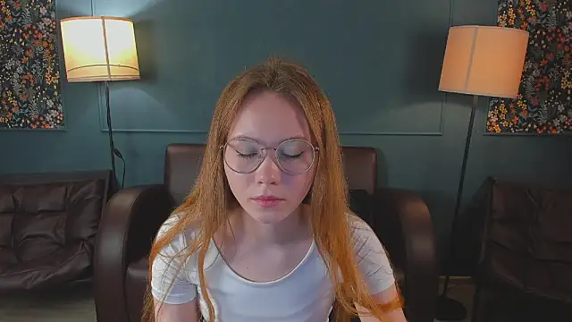 Snapshot of FloraLarsson chatting on June 2026 03:29:01 AM FloraLarsson online show from June 2026 03:29:01 AM