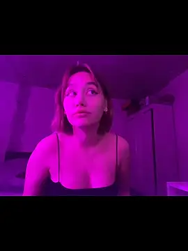 Snapshot of SuzieAllen chatting on May 2026 05:21:01 PM SuzieAllen online show from May 2026 05:21:01 PM