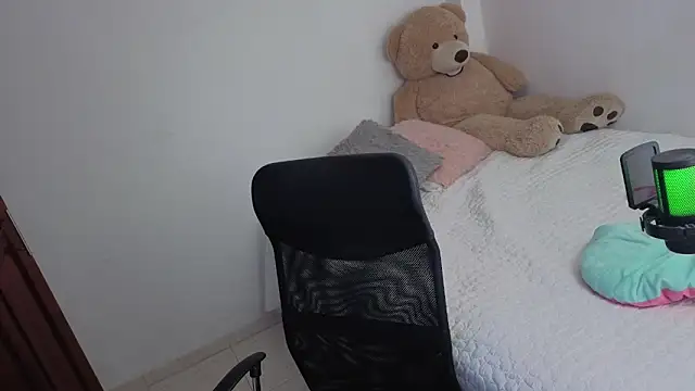 Snapshot of valerihouse_ chatting on June 2026 02:14:02 AM valerihouse online show from June 2026 02:14:02 AM