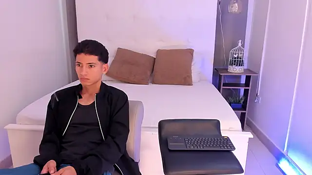 Snapshot of Alejo-and-Thiago chatting on May 2026 12:22:02 PM Alejo-and-Thiago online show from May 2026 12:22:02 PM