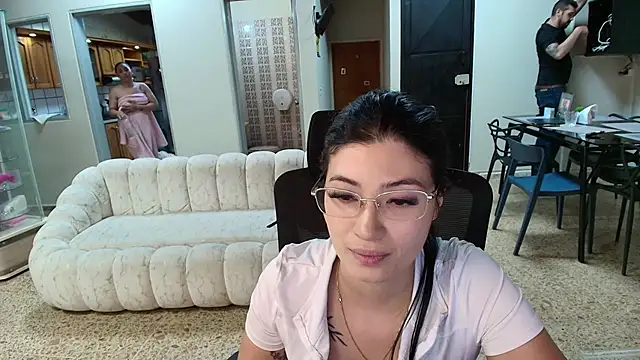Snapshot of theaPearl chatting on June 2026 09:05:02 PM theaPearl online show from June 2026 09:05:02 PM