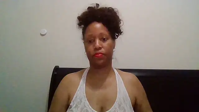 Snapshot of MsDeeLive chatting on May 2026 04:32:01 AM MsDeeLive online show from May 2026 04:32:01 AM