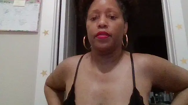 Snapshot of MsDeeLive chatting on June 2026 05:12:01 AM MsDeeLive online show from June 2026 05:12:01 AM