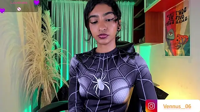 Snapshot of HottieVeroo_ chatting on June 2026 01:41:02 AM HottieVeroo online show from June 2026 01:41:02 AM
