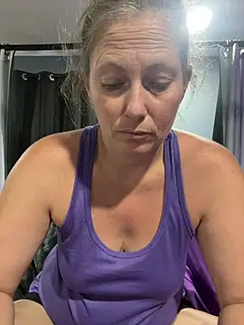 amberhotts2025 online show from June 2026 11:48:01 PM