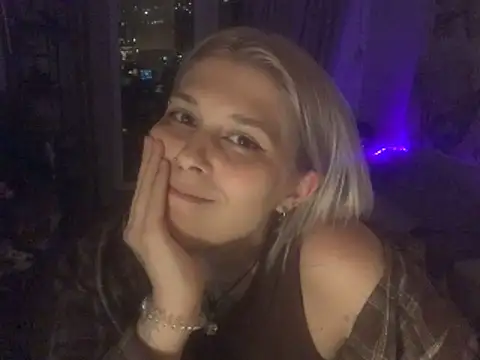 Ella Bloom online show from May 2026 06:17:01 PM