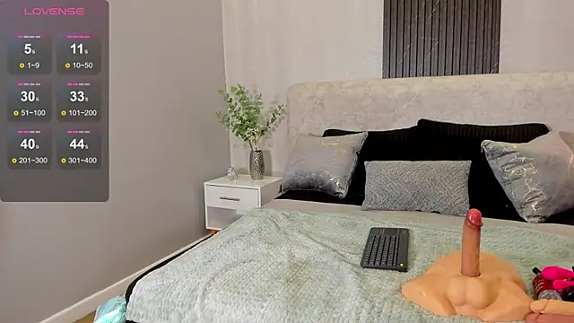Lilii Peach online show from July 2026 12:09:01 AM