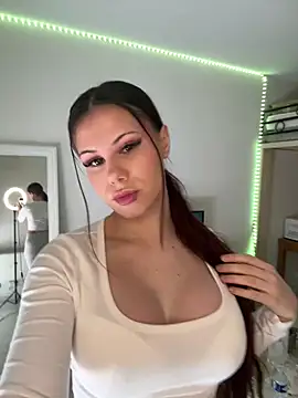 Snapshot of elenalovee chatting on June 2026 12:58:02 PM elenalovee online show from June 2026 12:58:02 PM