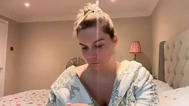 Snapshot of erincheshire chatting on June 2026 05:23:01 PM erincheshire online show from June 2026 05:23:01 PM