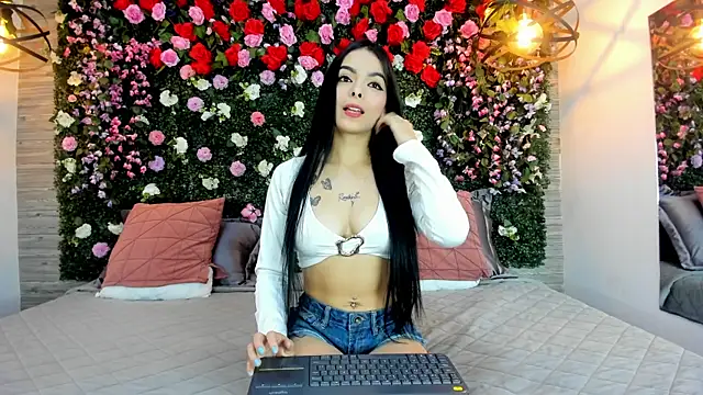 Snapshot of BelaPoncee chatting on June 2026 01:24:02 PM BelaPoncee online show from June 2026 01:24:02 PM