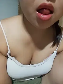 Snapshot of Emma-cutee chatting on July 2026 04:32:02 PM Emma-cutee online show from July 2026 04:32:02 PM