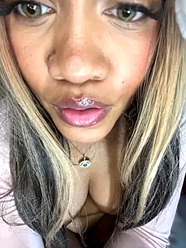 Snapshot of riri_brunnete chatting on December 2024 02:26:02 PM riri brunnete online show from December 2024 02:26:02 PM