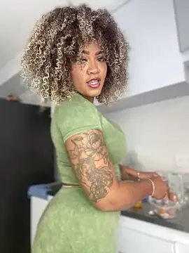 Snapshot of riri_brunnete chatting on March 2025 12:00:01 PM riri brunnete online show from March 2025 12:00:01 PM