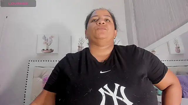 Snapshot of Dajanaaroa chatting on December 2024 01:40:02 PM Dajanaaroa online show from December 2024 01:40:02 PM