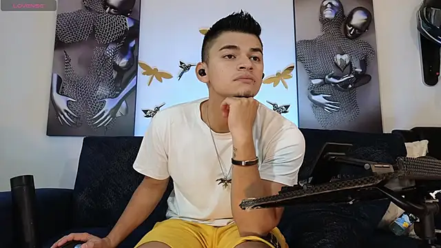 Snapshot of VikoHands chatting on December 2024 01:52:02 AM VikoHands online show from December 2024 01:52:02 AM