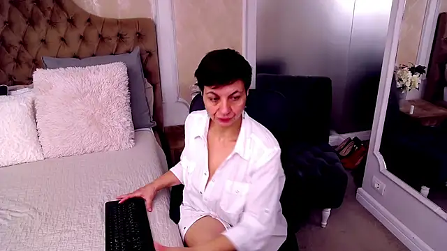 Snapshot of BustyPenellope chatting on January 2025 03:40:02 AM BustyPenellope online show from January 2025 03:40:02 AM