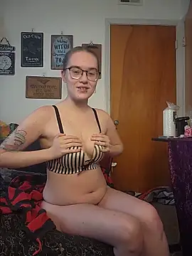 Snapshot of Izzy_Hellbourne chatting on June 2026 05:58:02 PM Izzy Hellbourne online show from June 2026 05:58:02 PM