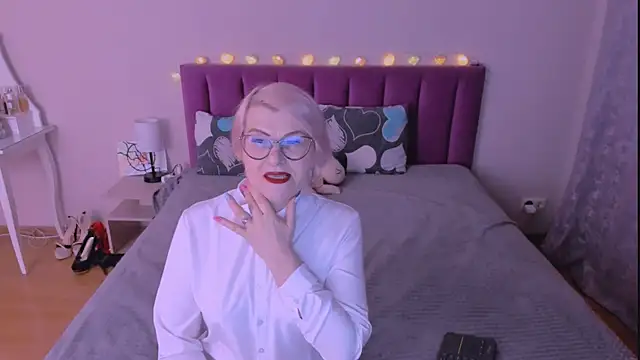 Snapshot of sabrinamacmarren chatting on February 2026 05:32:01 PM sabrinamacmarren online show from February 2026 05:32:01 PM