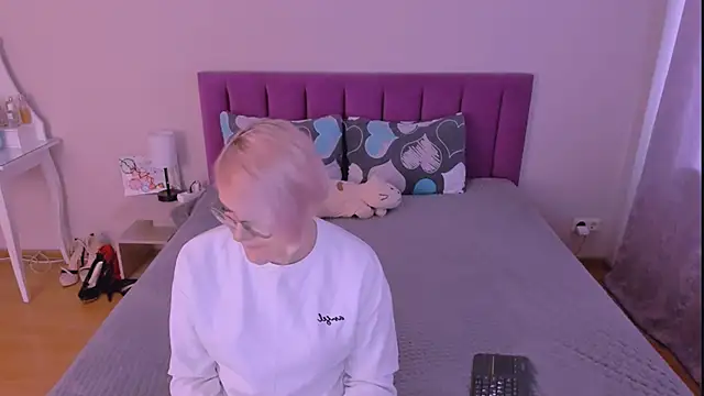 Snapshot of sabrinamacmarren chatting on February 2026 06:43:02 AM sabrinamacmarren online show from February 2026 06:43:02 AM