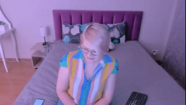 Snapshot of sabrinamacmarren chatting on February 2026 04:58:02 PM sabrinamacmarren online show from February 2026 04:58:02 PM