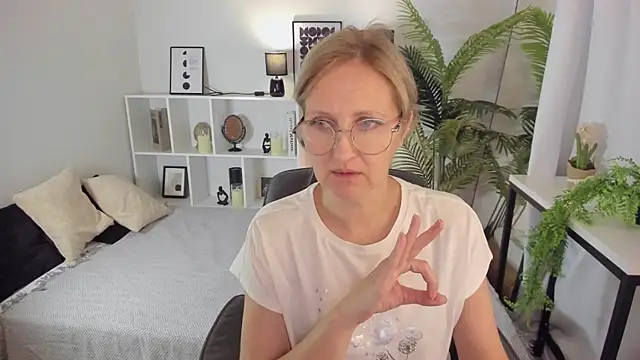 Snapshot of Paris_Cherry chatting on September 2025 08:03:01 PM Paris Cherry online show from September 2025 08:03:01 PM