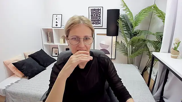 Snapshot of Paris_Cherry chatting on October 2025 09:26:02 PM Paris Cherry online show from October 2025 09:26:02 PM