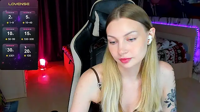 BiMolly online show from October 2025 04:31:02 PM